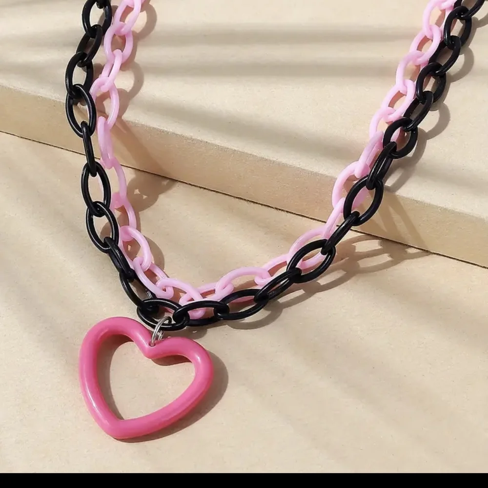 Playful‎ Pink and Black Heart Necklace with Glossy Finish - Picture 4 of 5